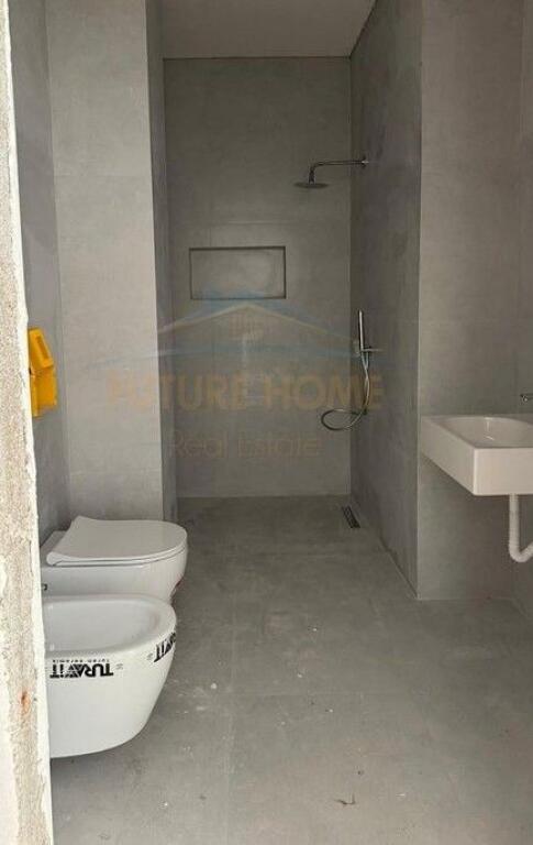 Qira, Ambient , Kompleksi Aura, Tiranë