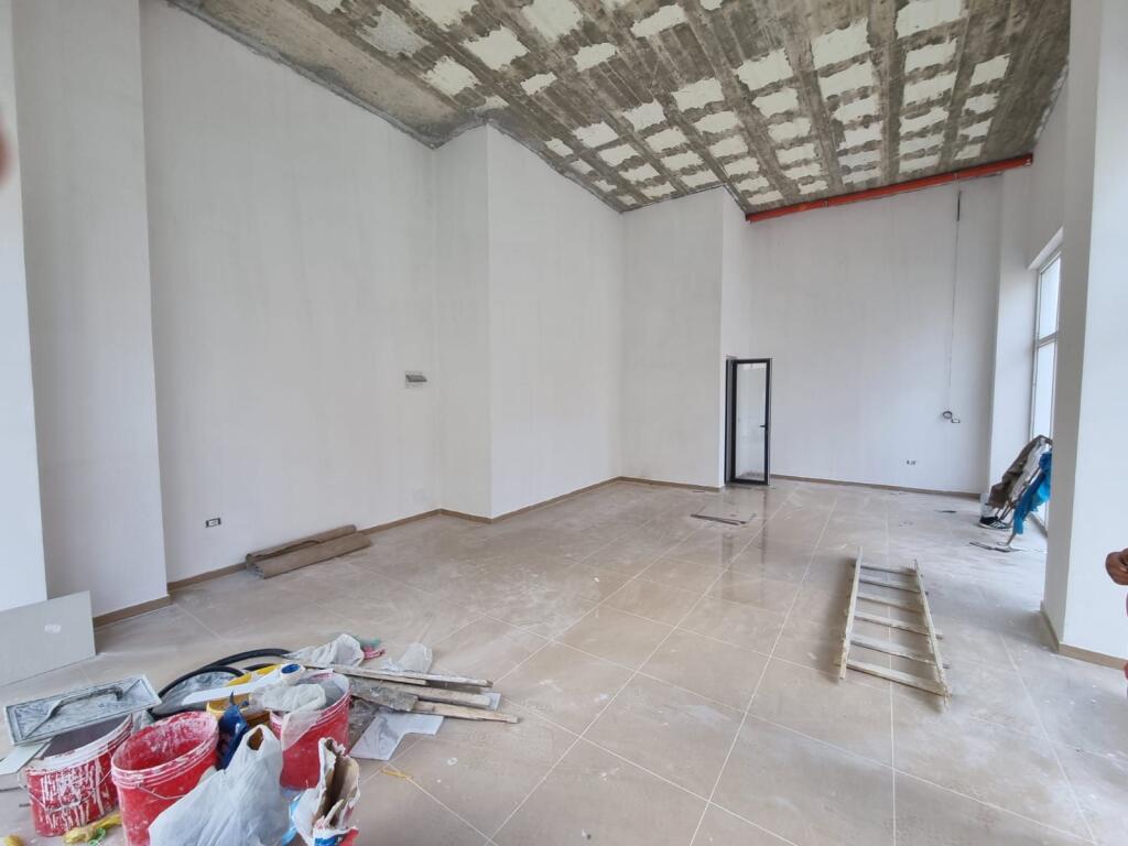 Al Nuovo Boulevard, Residenza Aqe 75 𝐦AVID, si affitta uno spazio commerciale di 75 𝐦² vuoto con facciata in vetro.
