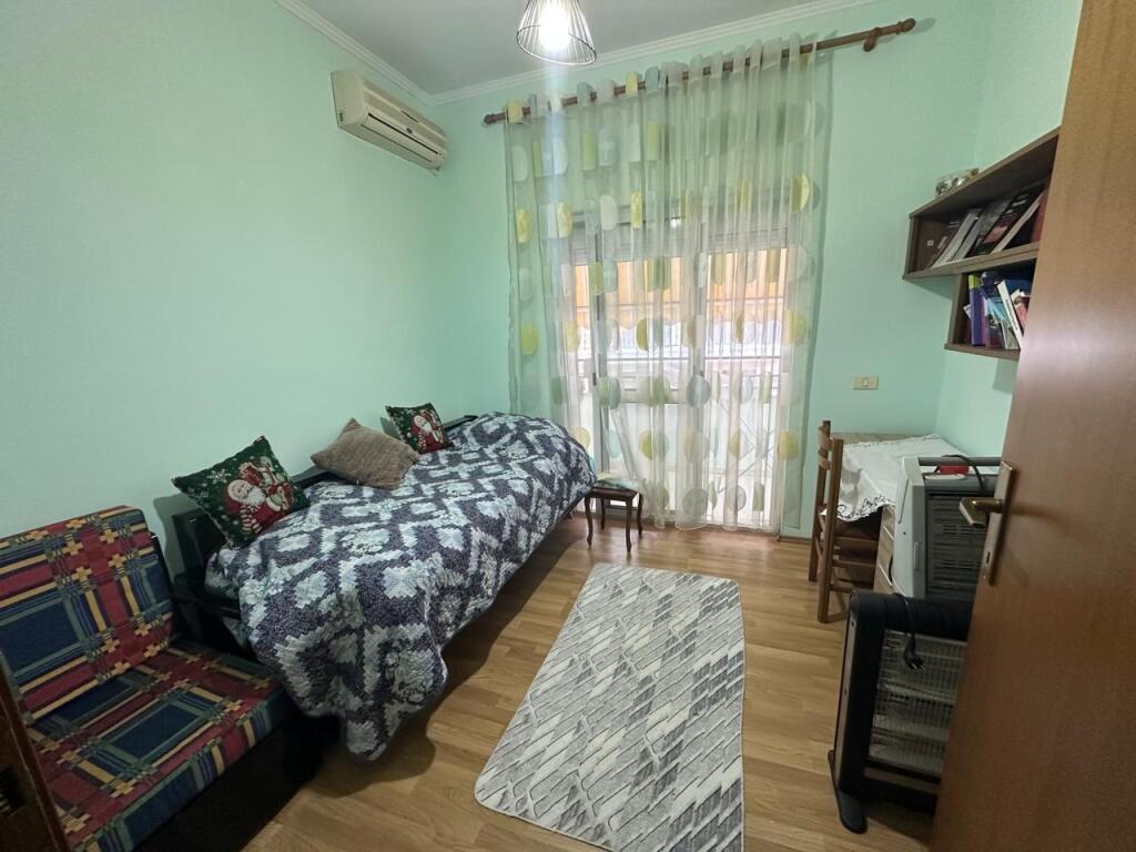 🏠Rruga Bardhyl jepet me qera kati i II-te i nje vile 3+1+2,i mobiluar.700Euro    