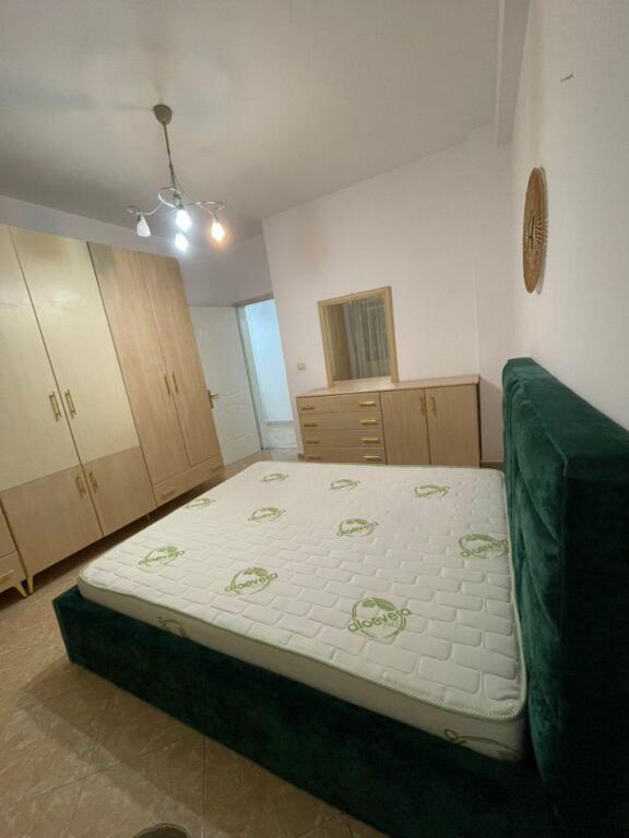 🏢Tek Komuna e Parisit,perballe Restorant Delishfish ,jepet me qera apartament ,2+1+2,i mobiluar 750Euro