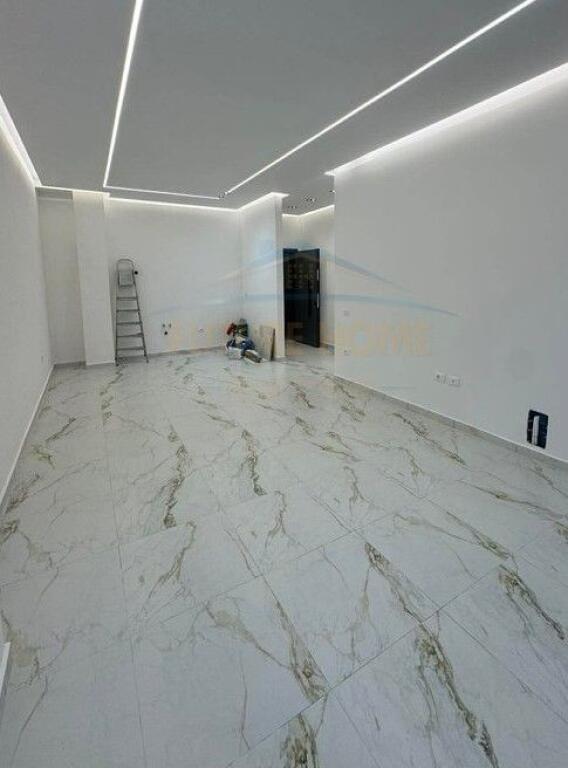 Qera, Ambient+POST PARKIMI, Kompleksi Molla, Bulevardi Migjeni.