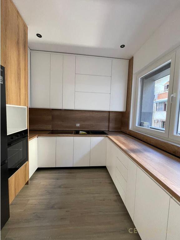 Jepet me Qira Apartament Luksoz 2+1+2 – Kafe Flora, Qendër