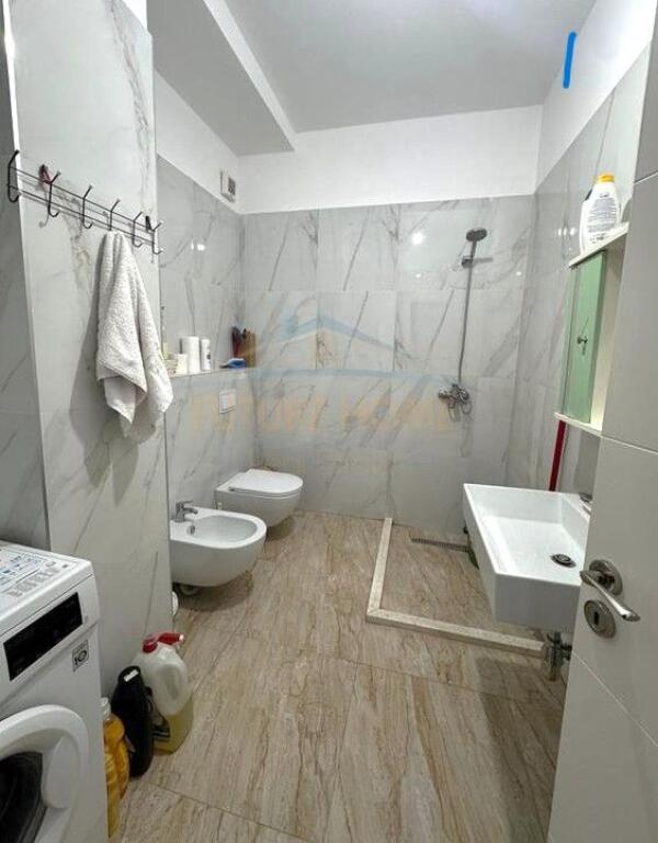 Shitet, Apartament 2+1+2+ Post Parkimi, Porcelan, Tirane