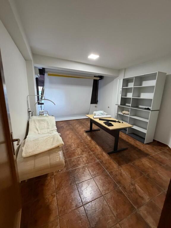 Myslym Shyri Jepet Apartament 2+1 Me Qera Per Zyra Ose Banim