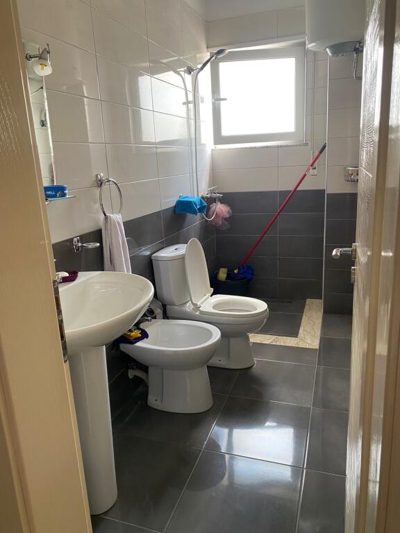 🏢Ne zonen e 5 Majit,perballe Shkolles “Tirana Jone” jepet me qera apartament 1+1 i mobiluar 45,000Leke