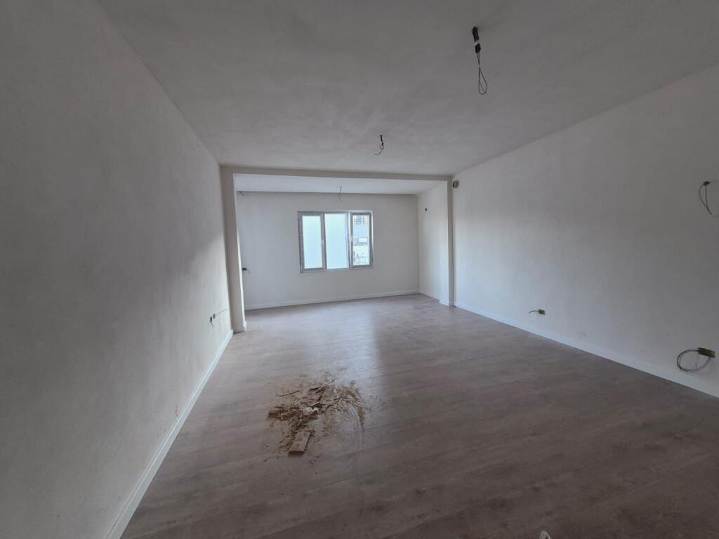 Shitet Apartament 2+1 prane spitalit durres cmimi 115.000 euro