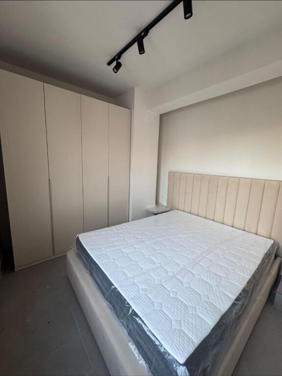 Jepet me qera apartament 1+1 te Ish-parku i autobuzave