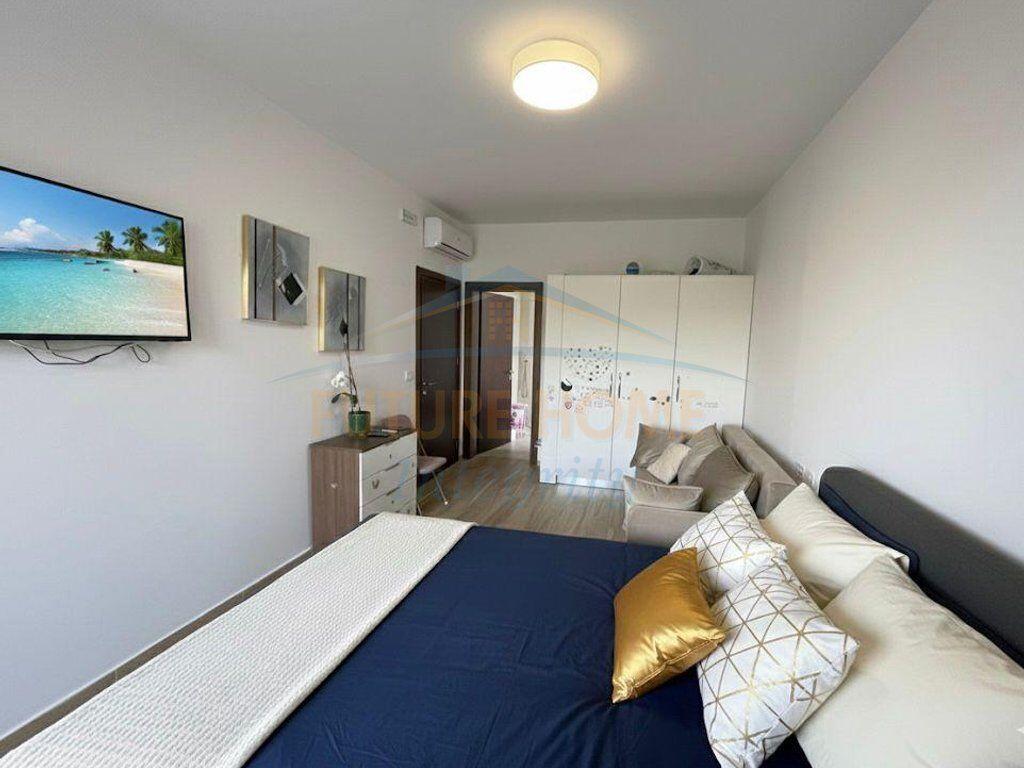 In affitto, Villa su 2 piani con piscina, Farkë, Tirana.