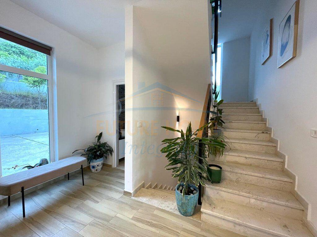 In affitto, Villa su 2 piani con piscina, Farkë, Tirana.