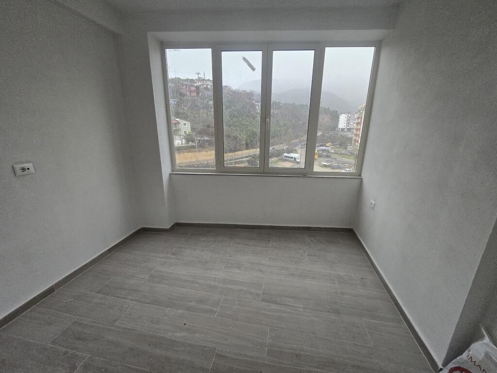 Shitet Apartament 2+1 Ne Fresk