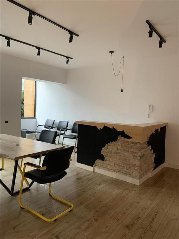 🏢 Jepet me qira zyrë/apartament – 112 m² | Rruga e Durrësit💰 Çmimi: 100,000 lekë të reja neto (i diskutueshëm)