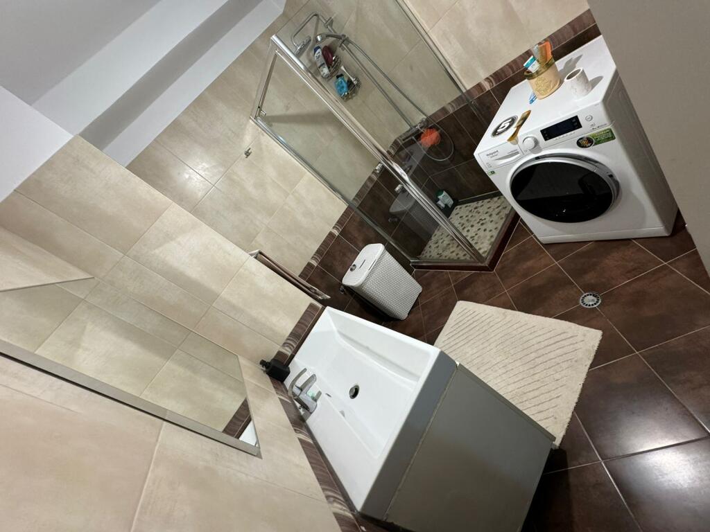 Shitet apartament 2+1 +post parkimi te Shkolla e Bashkuar