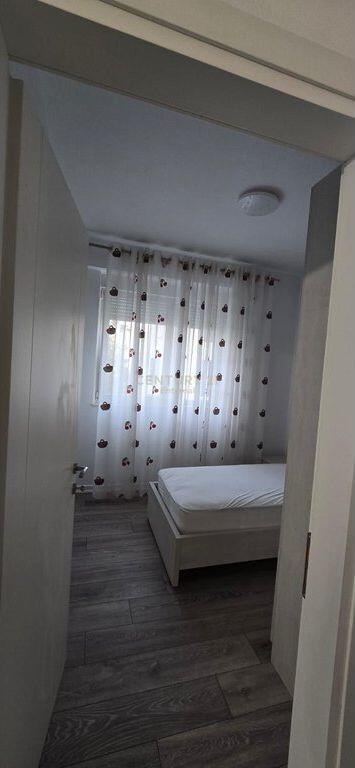 Apartament 2+1 me qira tek Liqeni i Thate
