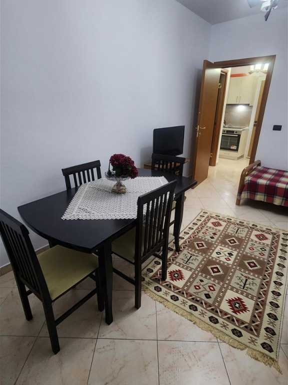 Qira, Apartament 1+1+blk+Kuzhine e Vecuar, Qender , 700 Euro/Muaj