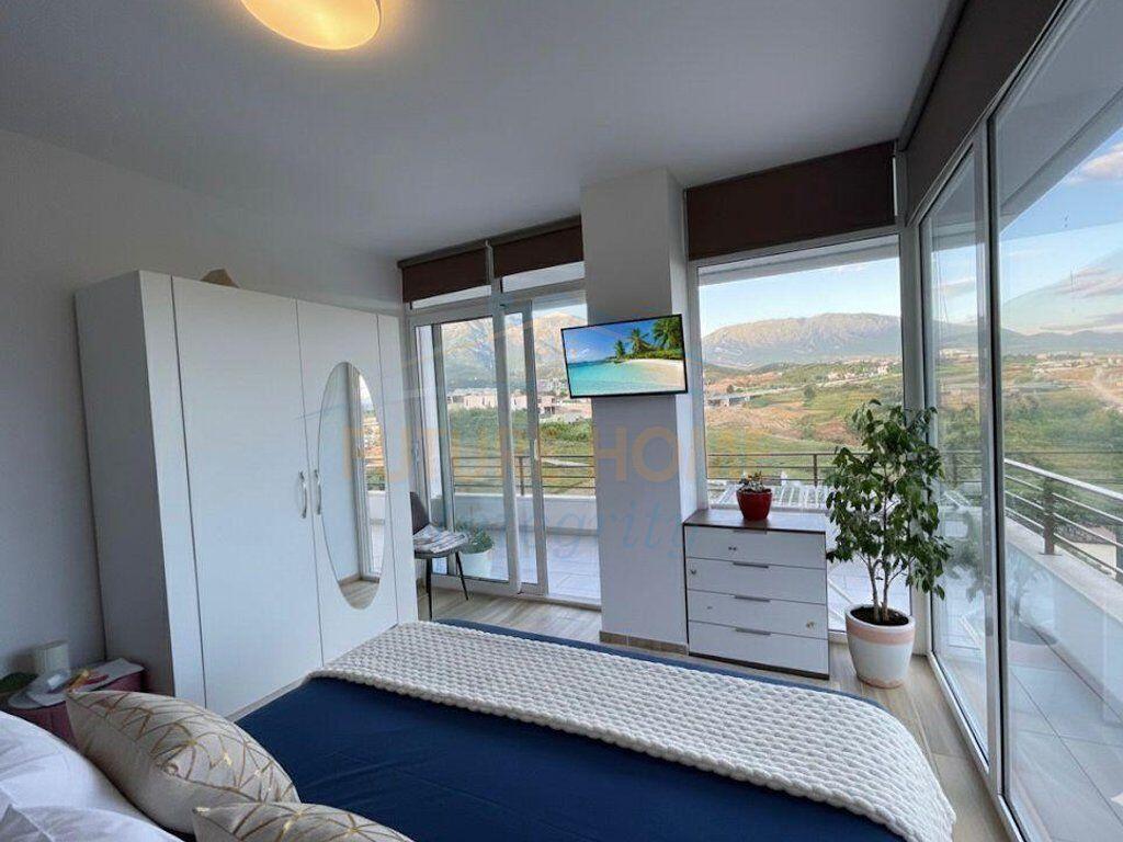 In affitto, Villa su 2 piani con piscina, Farkë, Tirana.