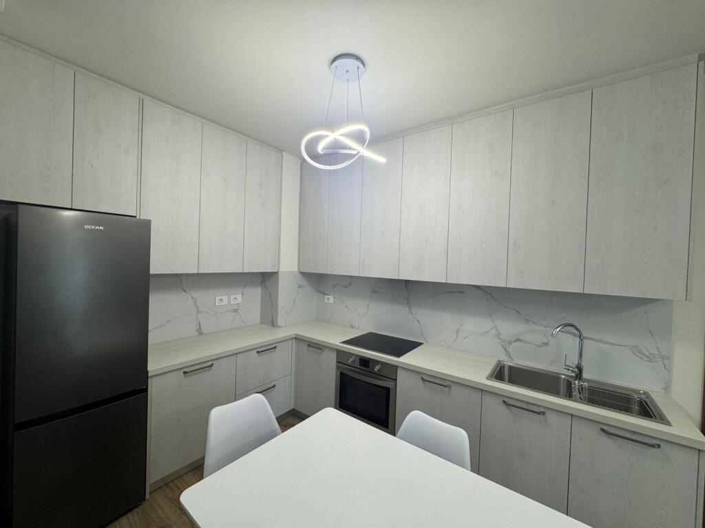 🏠 JEPET ME QERA APARTAMENT 1+1 📍 Përballë Spitalit Amerikan 3 🏢 Kati i 5-të