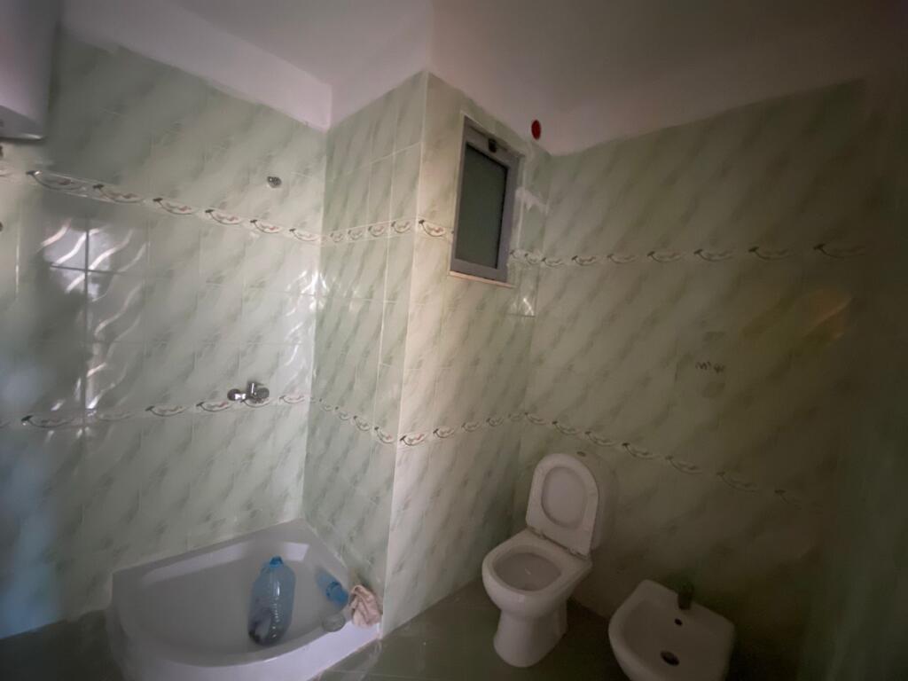 Shitet Apartament 2+1 70 m2, Post Parkimi 22 m2 75. 000​