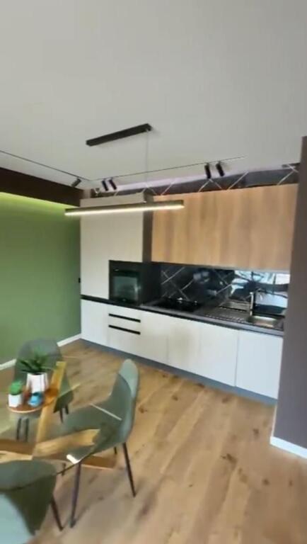 Affittiamo appartamento 2+1+2 con posto auto al Parco Olimpico \ Comune di Parigi