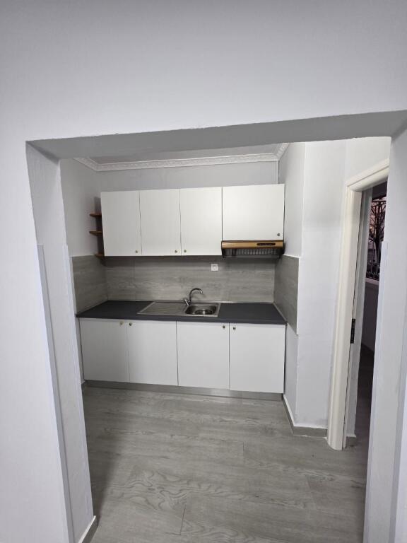 Ufficio in affitto vicino alla stazione di servizio Kastrati (ponte ad arco, di fronte al complesso Delijorgji),