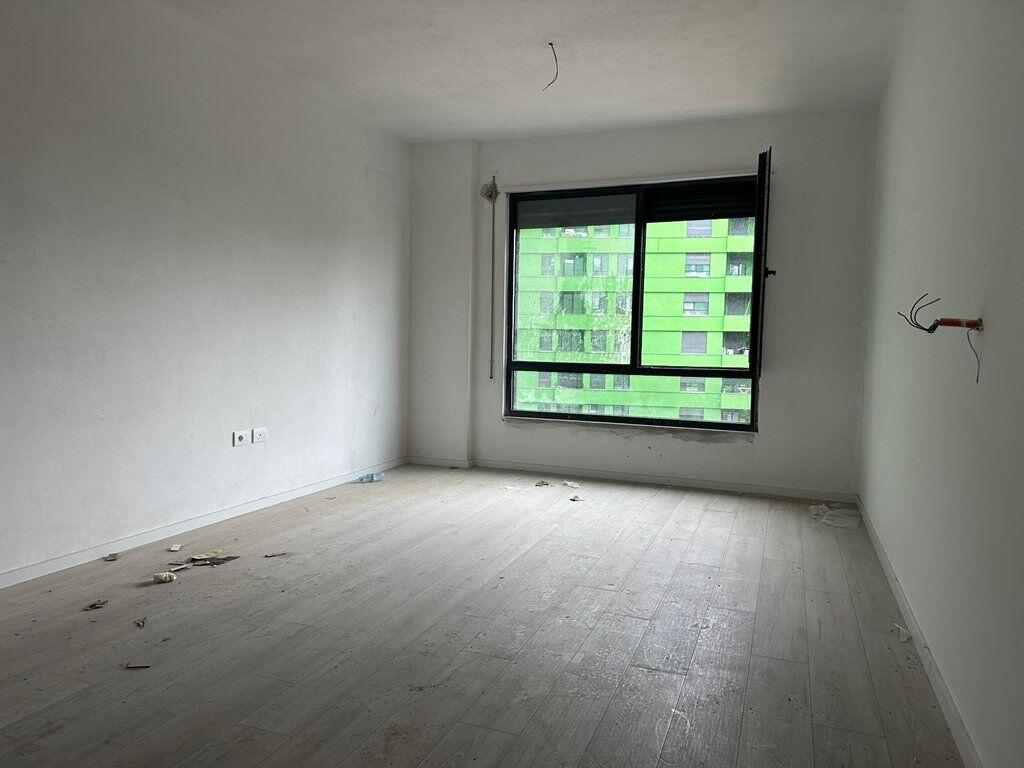 Apartament 3+1+2 për shitje në Rrugën 5 Maji