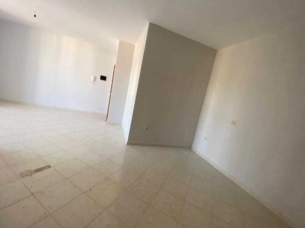 Shitet Apartament 2+1 70 m2, Post Parkimi 22 m2 75. 000​