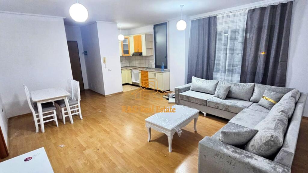 🏡 APARTAMENT ME QERA – Rruga 3 Dëshmorët, Yzberisht