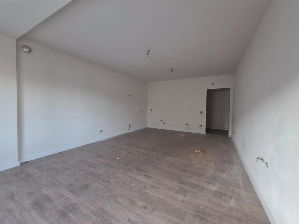 Shitet Apartament 2+1 prane spitalit durres cmimi 115.000 euro