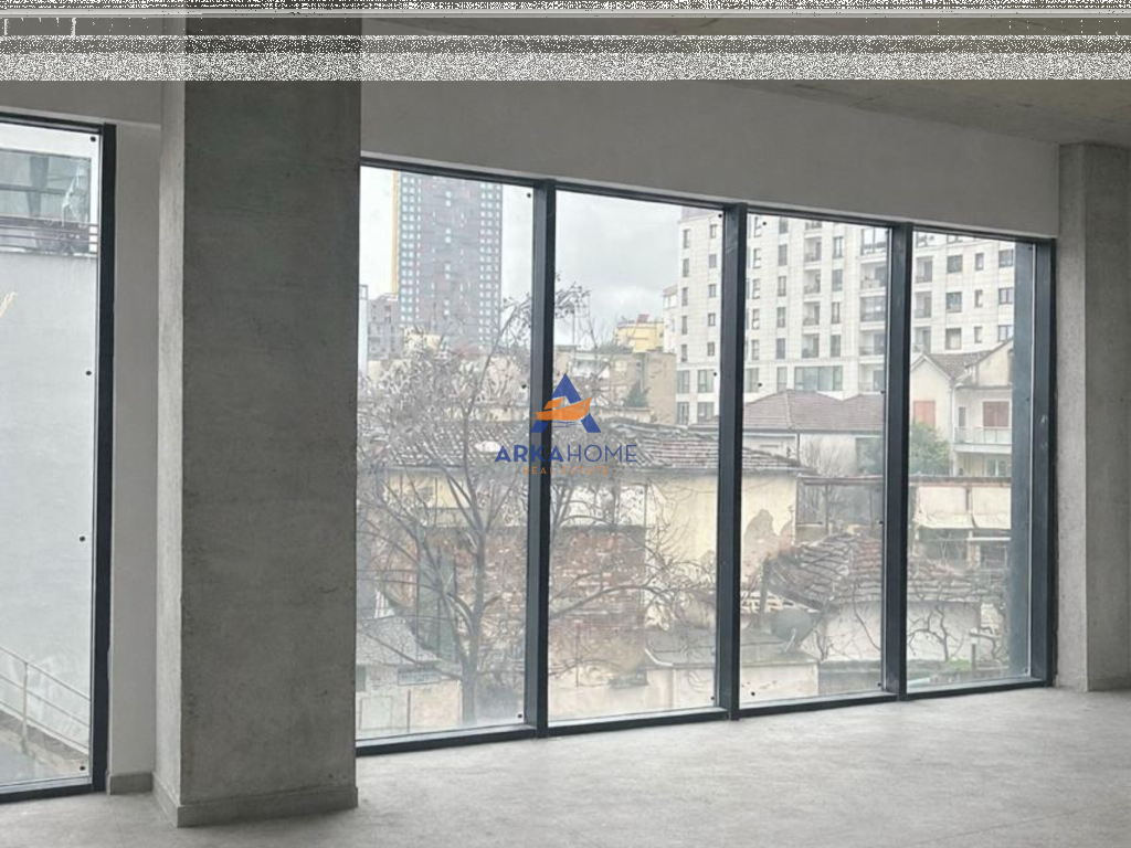 SHITET ZYRE 250M2 "TE RRUGA E BARRIKADAVE" 4500 EURO/M2