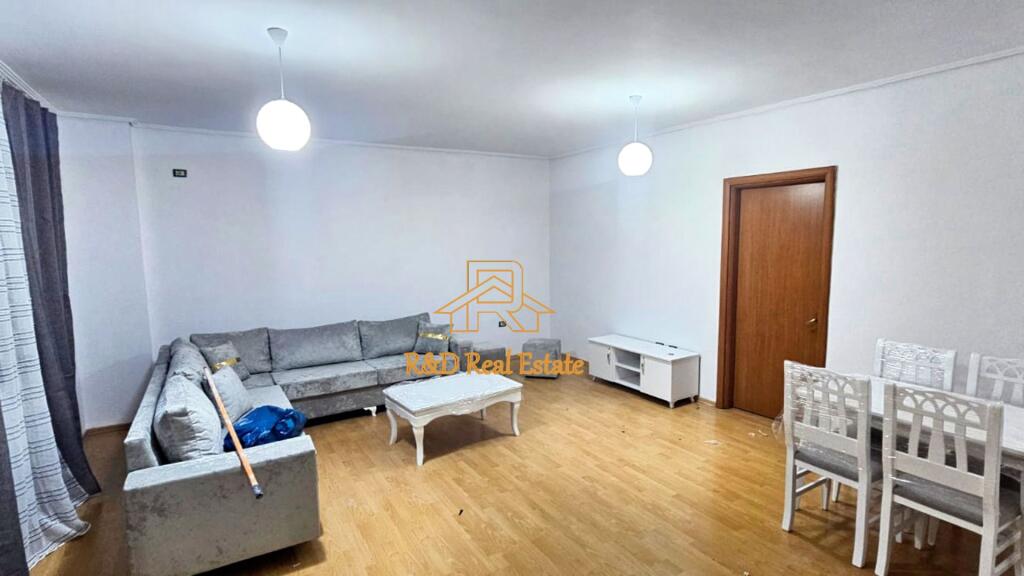 🏡 APARTAMENT ME QERA – Rruga 3 Dëshmorët, Yzberisht