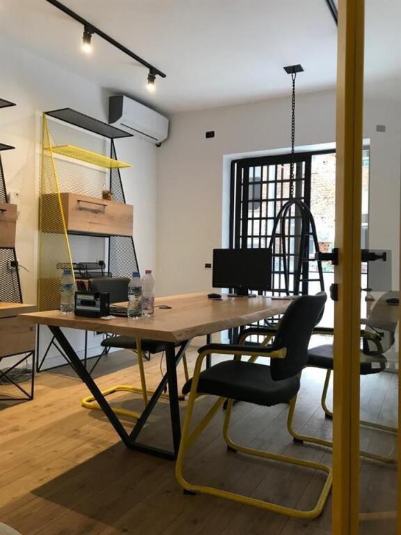 🏢 Jepet me qira zyrë/apartament – 112 m² | Rruga e Durrësit💰 Çmimi: 100,000 lekë të reja neto (i diskutueshëm)