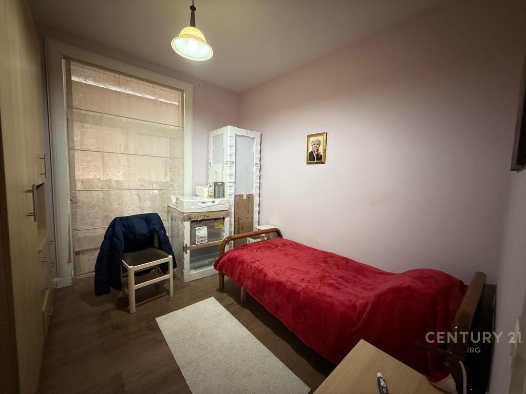 Shitet apartament 2+1 pranë zonës Globe