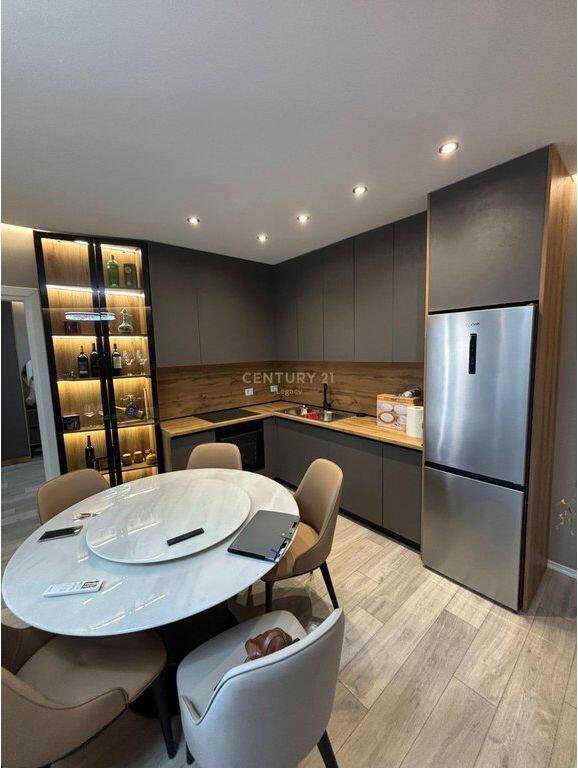 Jepet me qira apartament 1+1 + post parkimi