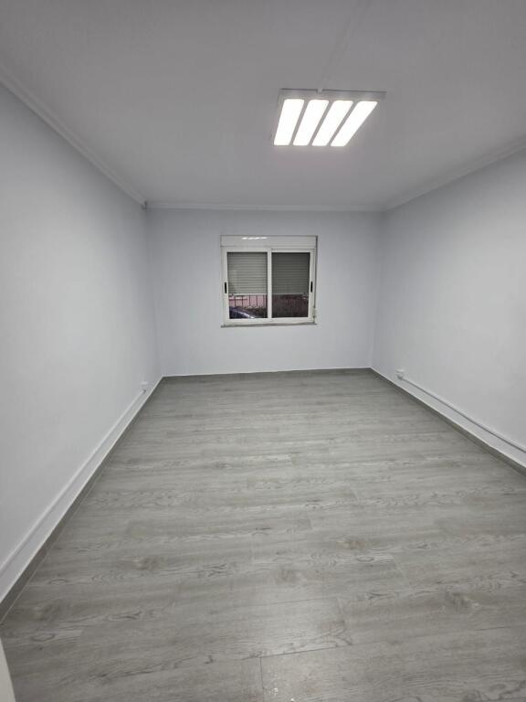 Ufficio in affitto vicino alla stazione di servizio Kastrati (ponte ad arco, di fronte al complesso Delijorgji),