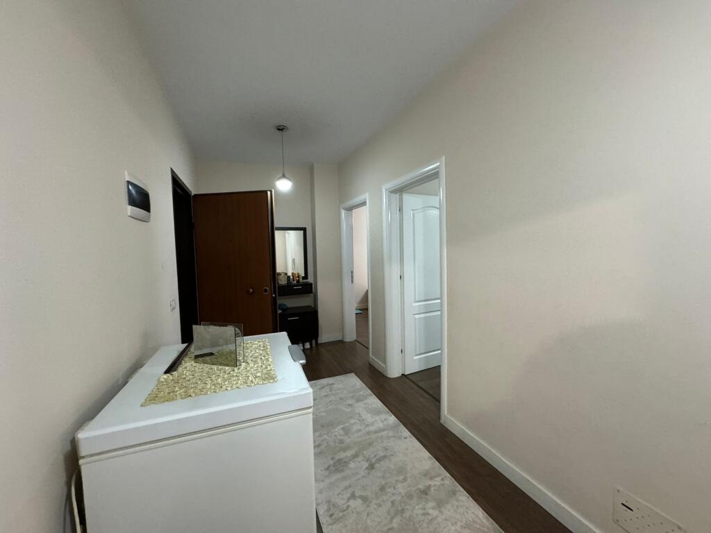 Shitet apartament 2+1 +post parkimi te Shkolla e Bashkuar