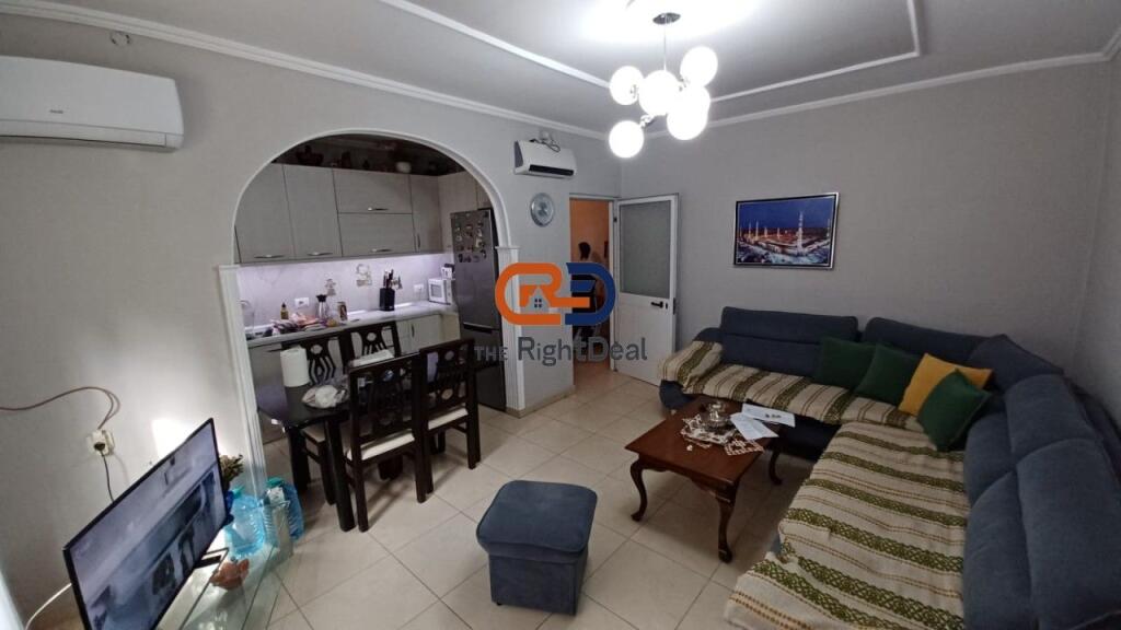 Tek Shkolla e Bashkuar, Prane Poliklinikes Nr 10, Shitet Apartament 1+1 Ideal Per Biznes!!!!