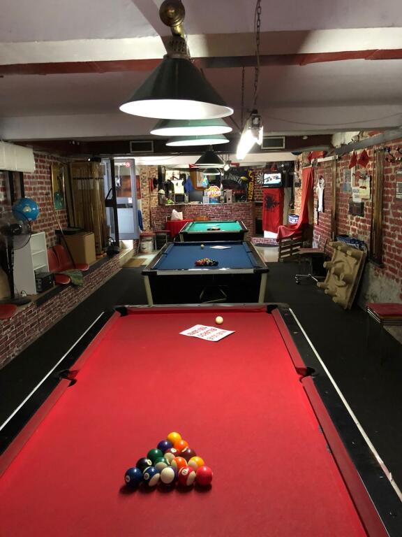 Business premises for sale in block