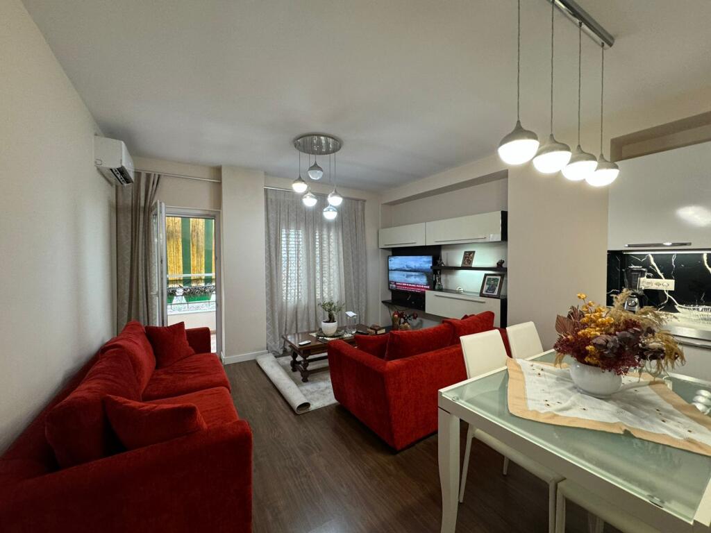 Shitet apartament 2+1 +post parkimi te Shkolla e Bashkuar