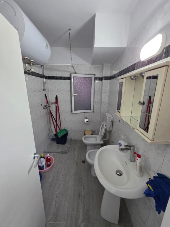 Ufficio in affitto vicino alla stazione di servizio Kastrati (ponte ad arco, di fronte al complesso Delijorgji),