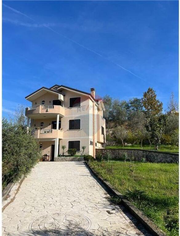 WE SELL A VILLA WITH 3 FLOORS IN FARKE!