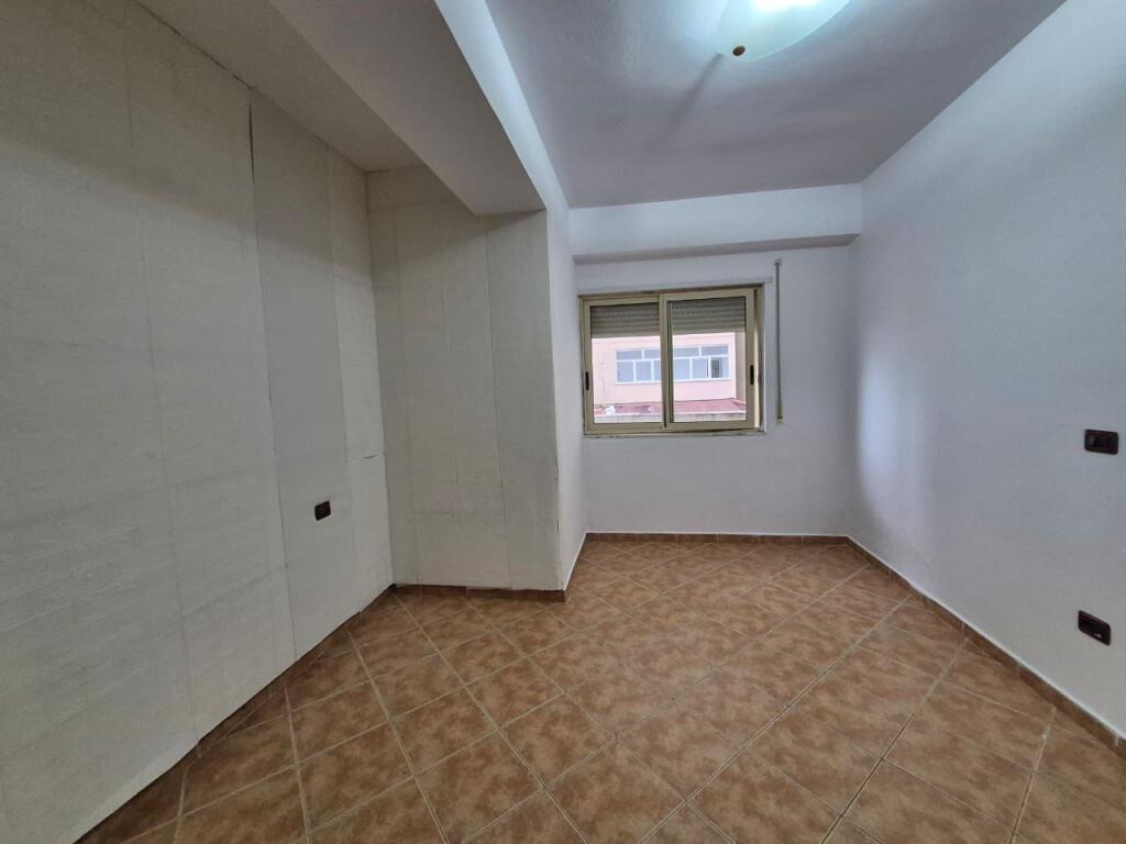 Jepet apartament me qera 1+1 lagja 17 durres