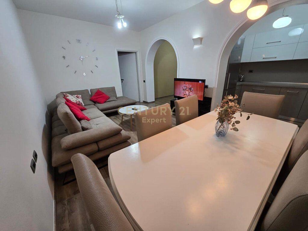 Apartment 1+1 for rent in Pazari i Ri, Tirana.