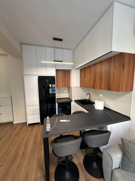 Apartment 1+1, Ali Dem!