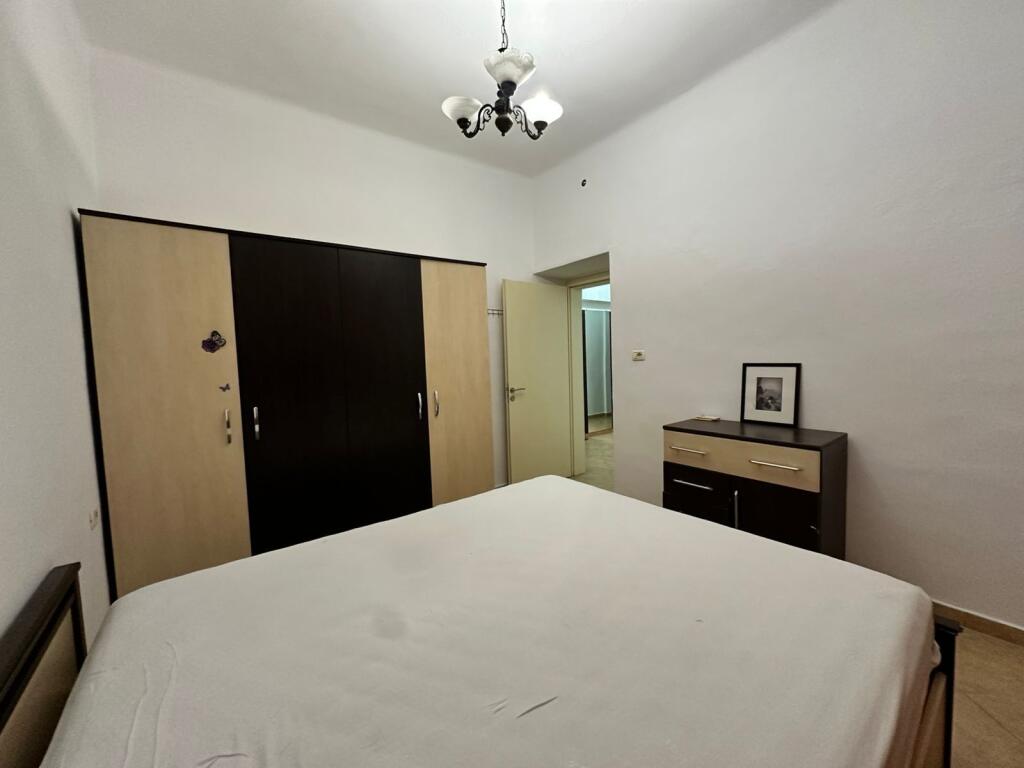 Prane Qendres Shitet Apartament 1+1 (i konvertueshem ne 2+1)