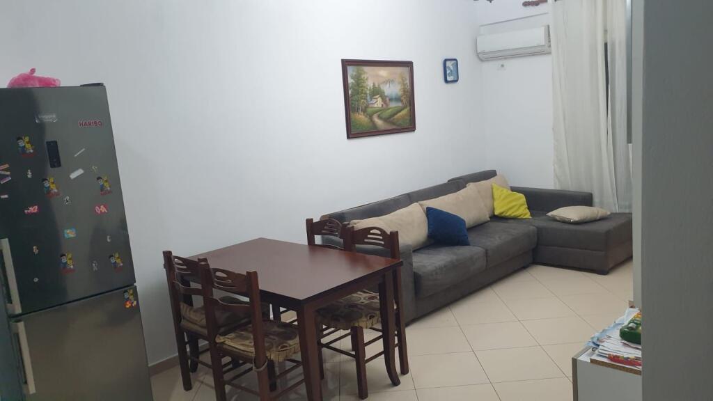 🏠 Jepet me qira 1+1  📍Golden Park perballe Amerikan 3 📐 72 m² | Kati 6 🌇 Ballkon 💰 45.000 lekë/muaj