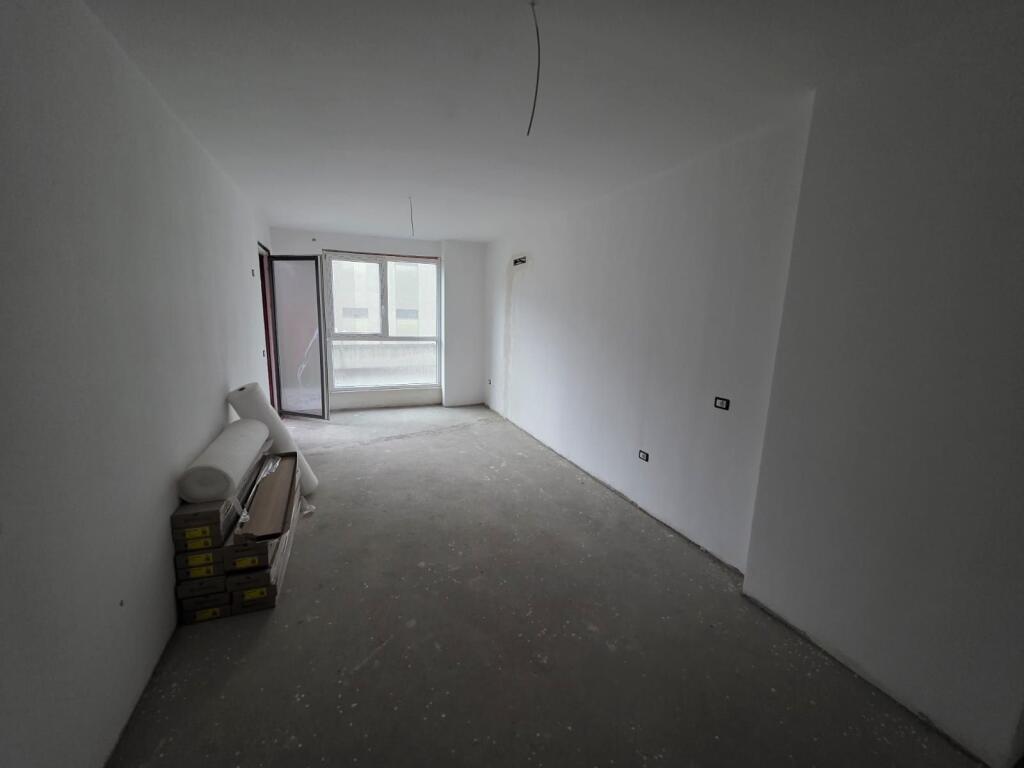 Treni Pran Unazes Se Vogel Shitet Apartament 1+1