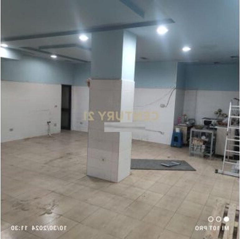 Shitet ambient 100 m2 , per dyqan apo apartament ne zonen e FRESKU-t.
