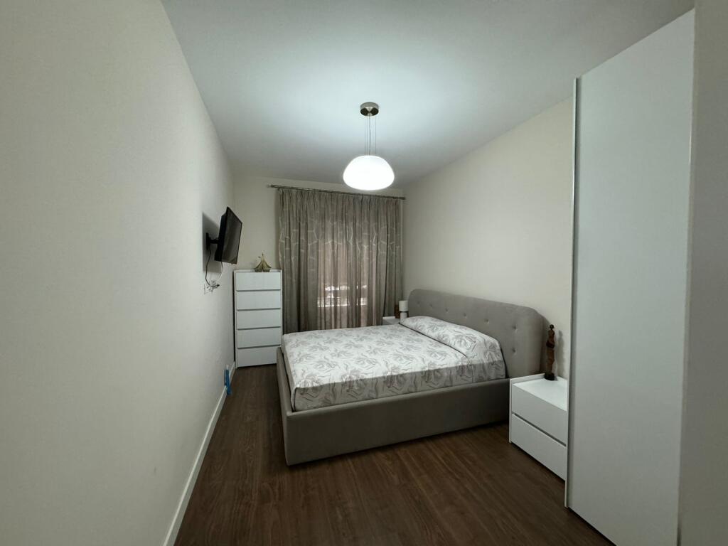 Shitet apartament 2+1 +post parkimi te Shkolla e Bashkuar