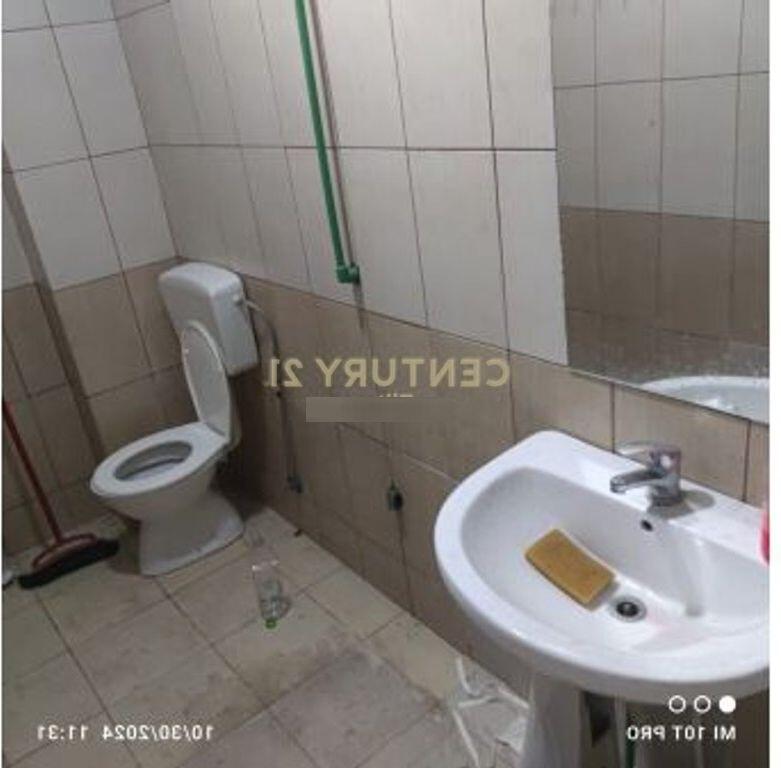 Shitet ambient 100 m2 , per dyqan apo apartament ne zonen e FRESKU-t.