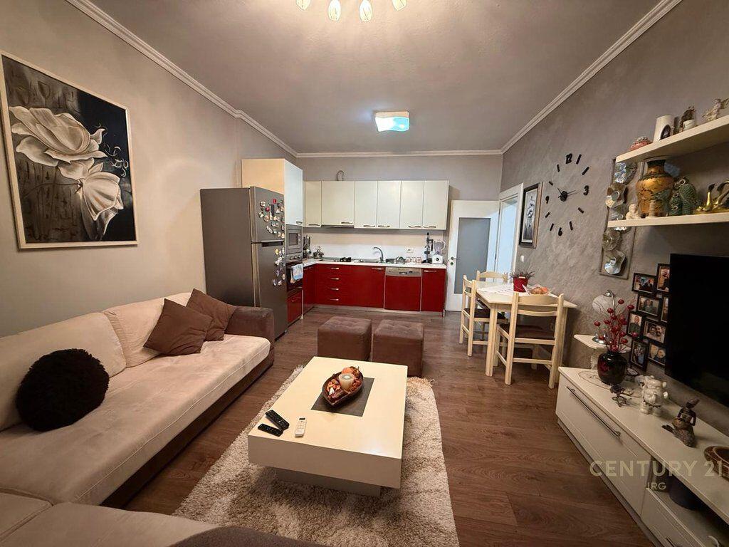 Shitet apartament 2+1 pranë zonës Globe