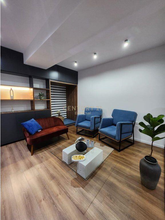 Zyrë 1+1 Me Qira në Square 21, Tiranë - 1000€ | 65 m²